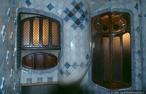 BARCELLONA - Casa Batllò - il patio interno - la cura dei dettagli e dei particolari