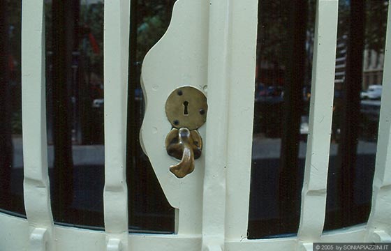 BARCELLONA - Casa Batllò - particolare di una maniglia e della serratura