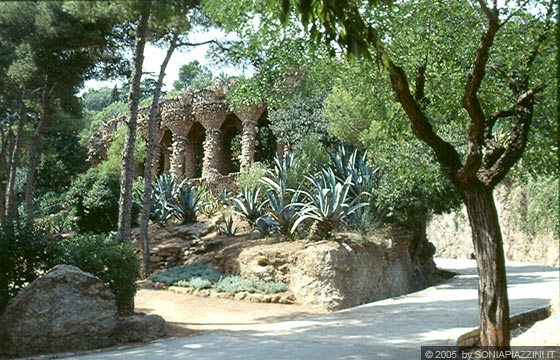 BARCELLONA - Parc Güell - Carrer d'Olot