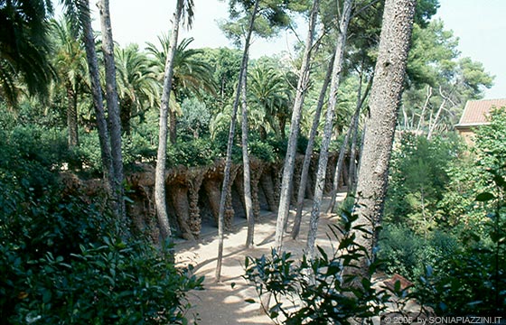 BARCELLONA - Parc Güell - i percorsi e i camminamenti del parco