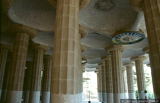 BARCELLONA - Parc Güell - particolare del colonnato sottostante la grande piazza con panchina - opera di A. Gaudì