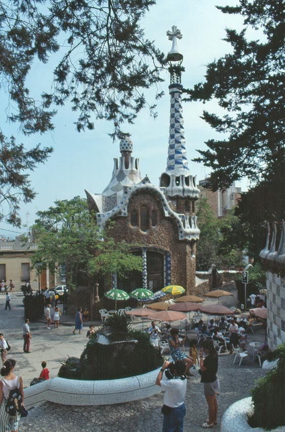 BARCELLONA - Parc Güell - accesso principale con scalinata di accesso al parco