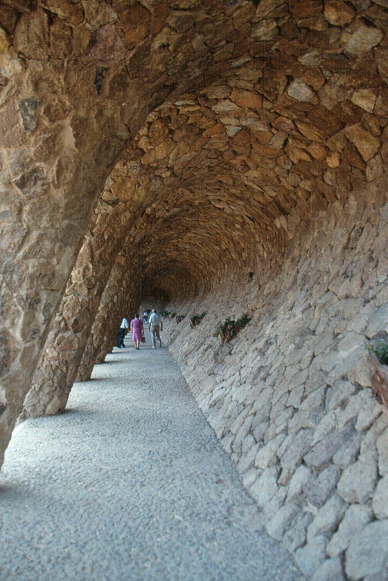 BARCELLONA - Parc Güell - particolare dell'ardita sezione della volta di un camminamento del parco