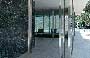 BARCELLONA. Padiglione di Mies Van der Rohe - continuità spaziale e visiva fra l'interno e l'esterno dell'edificio