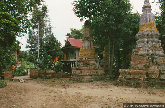 AIUTHAYA - Stupa buddhisti vicino ad abitazioni