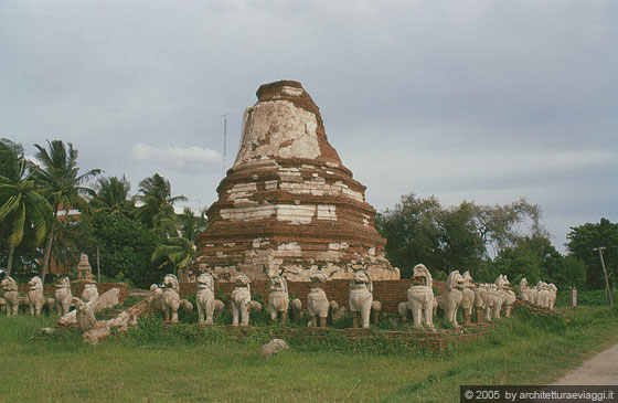 AIUTHAYA - Ci imbattiamo nelle rovine di un chedi con un bel basamento di leoni