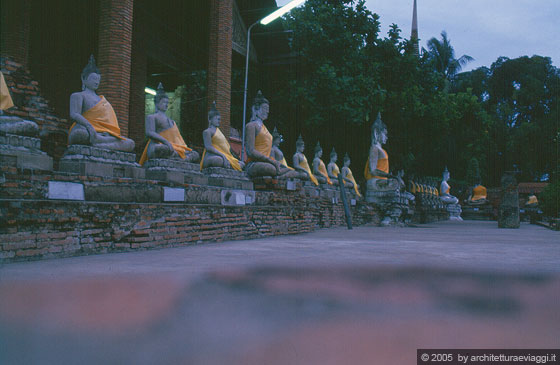 AUYTHAYA - File di Buddha al Prang centrale del Wat Yai Chai Mongkhon