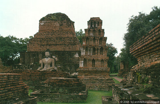 SUKHOTHAI - Wat Mahathat - Rovine nei pressi del chedi a più strati con Buddha che tocca la terra