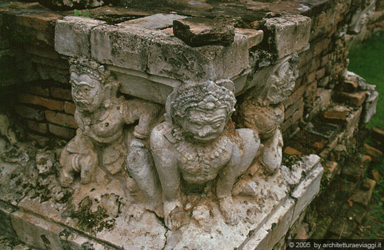 SUKHOTHAI - Particolari dei resti dei basamenti scultorei