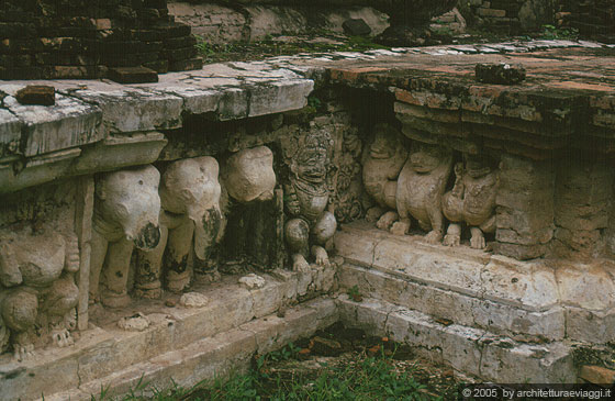 SUKHOTHAI - Ricchi basamenti scultorei