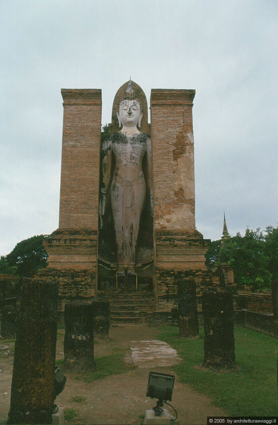 SUKHOTHAI - Wat Mahathat - Immagini di Buddha in piedi