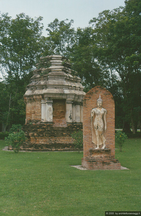 SUKHOTHAI - Caratteristico chedi in mattoni rossi e scultura del Buddha che cammina in stile Sukhothai