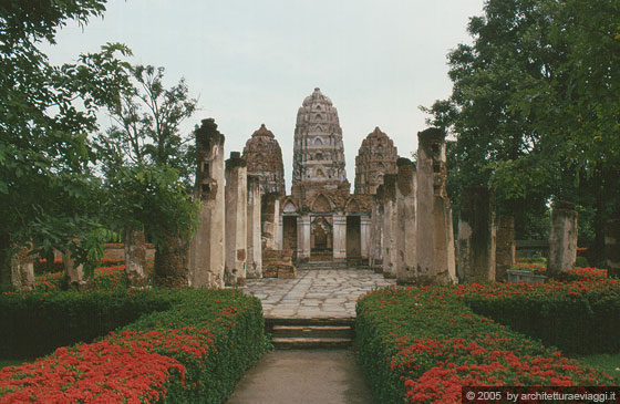 SUKHOTHAI - Wat Si Sawai - il wat tra siepi di fiori curati e vegetazione