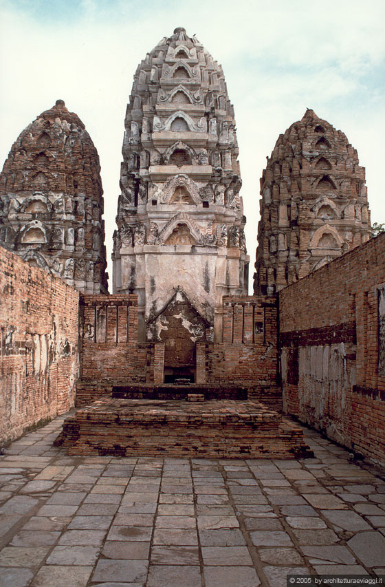 SUKHOTHAI - I tre prang in stile khmer del Wat Si Sawai 