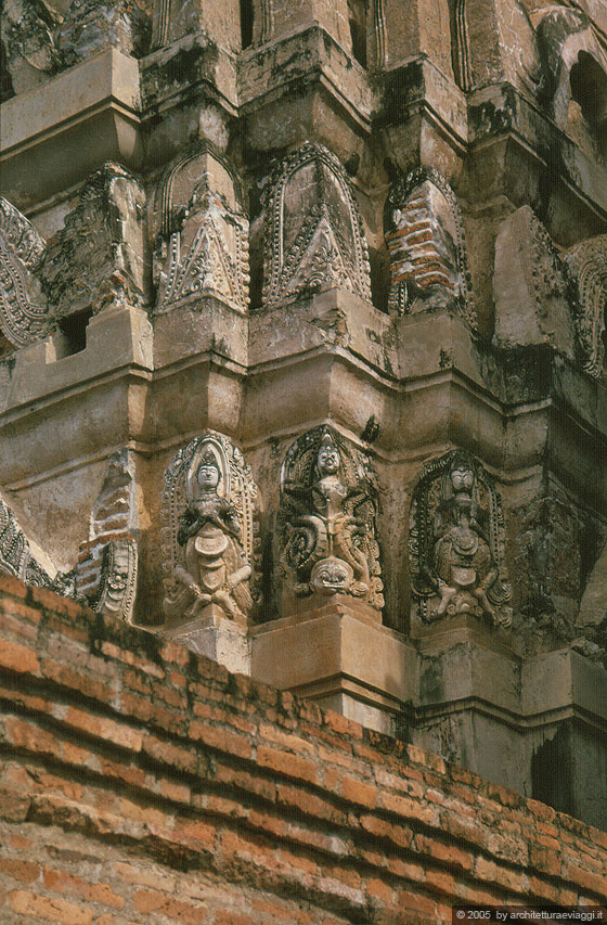 SUKHOTHAI - Wat Si Sawai - particolare della ricca decorazione dei prang