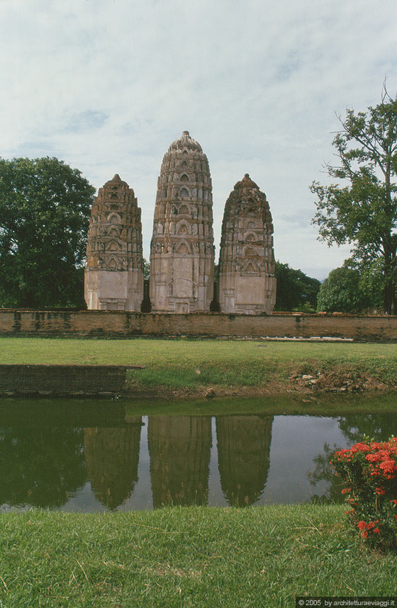 SUKHOTHAI - Wat Si Sawai - suggestiva immagine con i tre prang riflessi nel pittoresco fossato