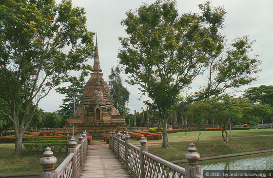 SUKHOTHAI - Wat Traphang Thong, monastero circondato da uno stagno nel Parco storico di Sukhothai
