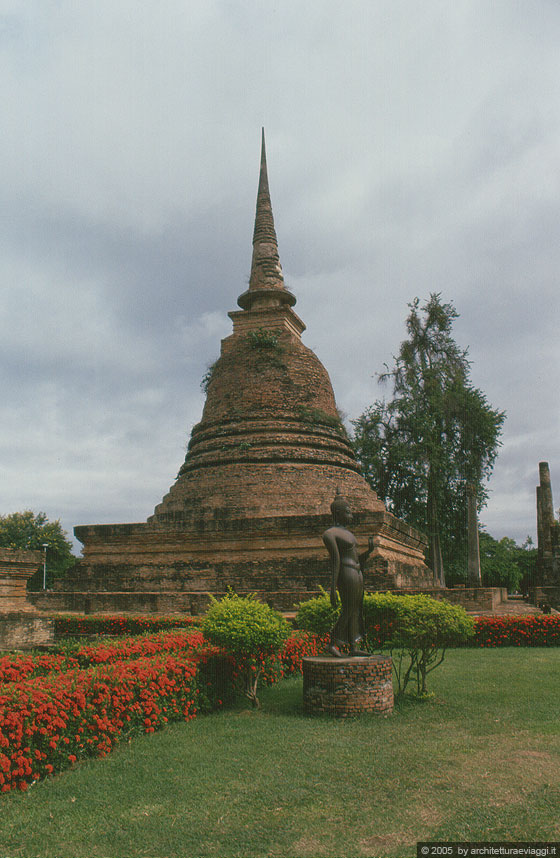 SUKHOTHAI - Buddha in bronzo che cammina in stle Sukhothai 