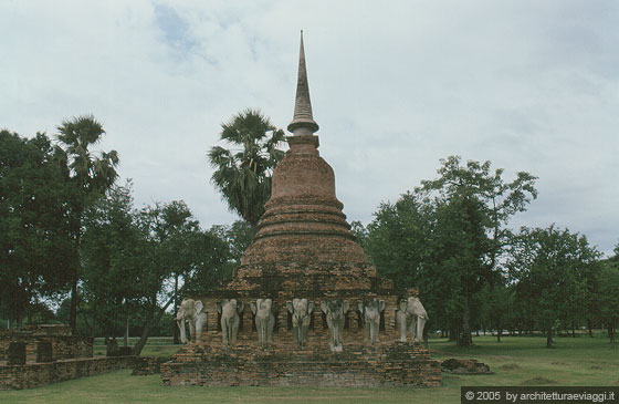 SUKHOTHAI - Wat Chang Lom - chedi a forma di campana con 36 elefanti in stucco 