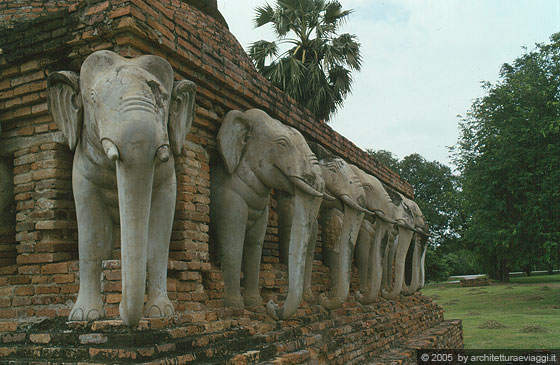 SUKHOTHAI - Wat Chang Lom - particolare degli elefanti in stucco 
