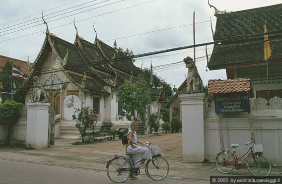 CHIANG MAI - Visitando la città in bicicletta tra i suoi numerosi wat