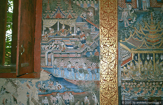 CHIANG MAI - L'interno di un wat con le ricche decorazioni e pitture murali