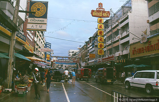 CHIANG MAI - Vista delle strade di Chiang Mai all'imbrunire nei pressi del mercato Warorot