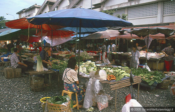 CHIANG MAI - Mercato Warorot alle ore serali