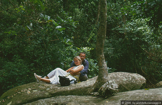 CHIANG MAI - Io e Francesco ci godiamo la fresca aria su di una roccia alla cascata Monthathon
