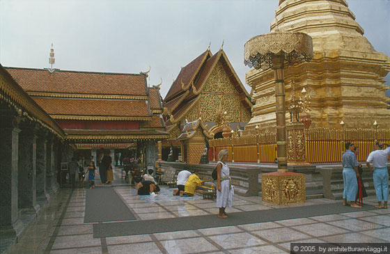 CHIANG MAI - Doi Suthep - il chedi centrale è una struttura lanna dorata, circondato da quattro ombrelli d'oro decorati con elaborata filigrana