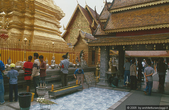 CHIANG MAI - Doi Suthep - numerosi fedeli e riti religiosi