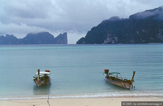 PHI PHI ISLAND - Tipico paesaggio marino della stagione delle piogge
