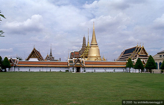 BANGKOK - Wat Phra Kaeo visto da Sanam Luang 