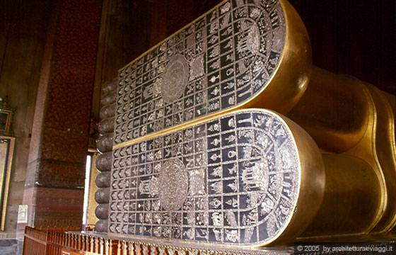 BANGKOK - Wat Pho - Il piede del Buddha sdraiato