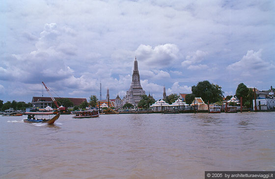 BANGKOK - Wat Arun - veduta del tempio dal fiume (Chao Phraya)