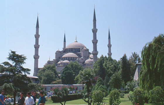 ISTANBUL  - Sultan Ahmet Camii - le cupole e i sei minareti della moschea Blu