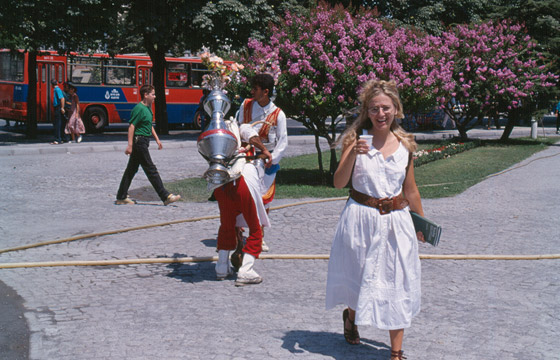 ISTANBUL - Ho assaggiato il tè turco versato dai tradizionali contenitori nei pressi della Moschea Blu