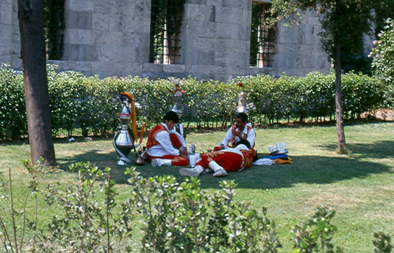 ISTANBUL - Tradizionali venditori di cai il tè turco nei pressi della Moschea Blu