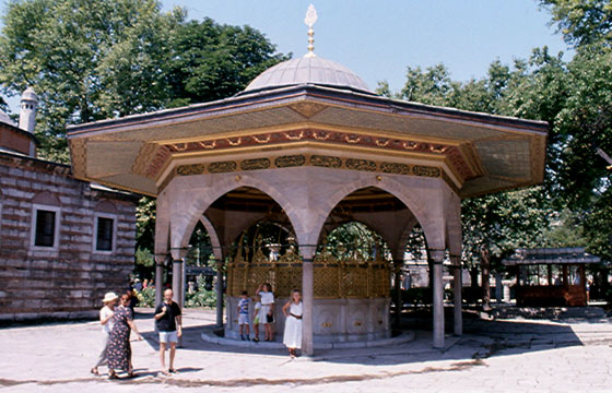 ISTANBUL - Santa Sofia - la fontana per le abluzioni nel cortile esterno