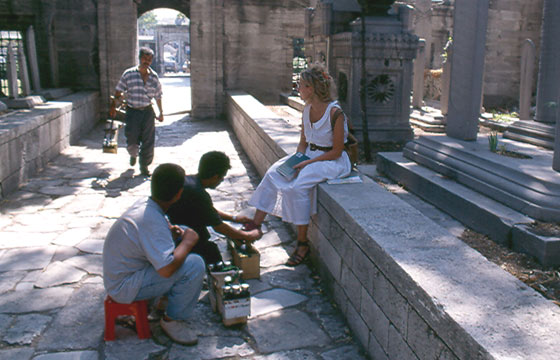 ISTANBUL - I pulisci scarpe all'esterno della moschea Suleymaniye