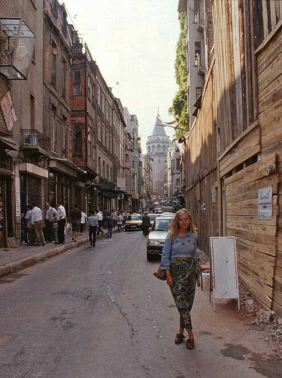ISTANBUL - Quartiere di Beyoglu - sullo sfondo la Torre di Galata