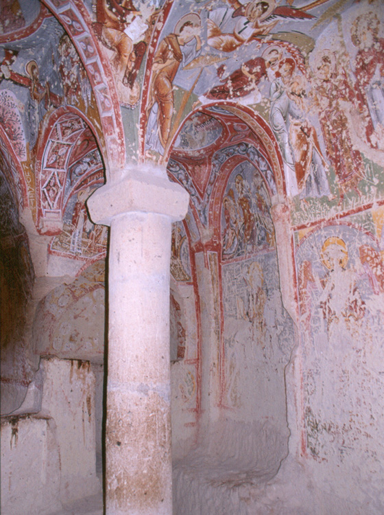 LA CAPPADOCIA - Valle di Goreme - interno di una chiesa rupestre
