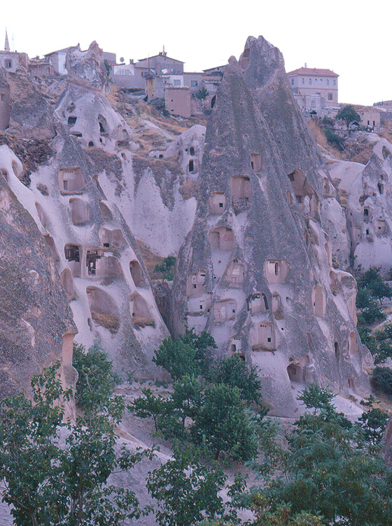 LA CAPPADOCIA - Il villaggio di Uchisar con il suo enorme picco di tufo perforato da mille cavità, è uno dei lughi più suggestivi della regione