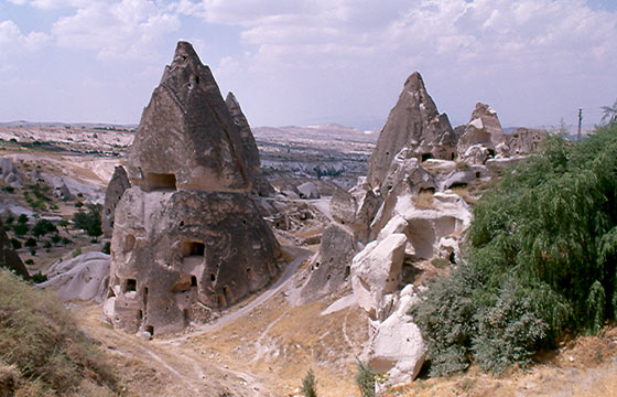 CAPPADOCIA - Le formazioni rocciose a forma di cono crivellate di aperture della città trogloditica di Uchisar