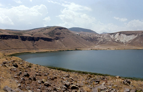 LA CAPPADOCIA - Un lago all'interno di un cratere, scovato quasi per caso, in un paesaggio surreale e molto bello