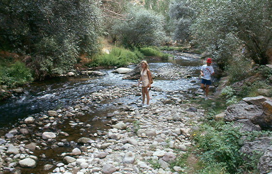CAPPADOCIA - Valle di IIhlara (Peristrema) - in estate è piacevole guadare il fiume a piedi