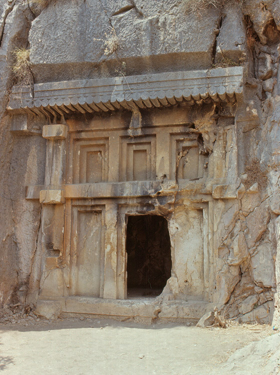 TOMBE RUPESTRI DI DEMRE - Particolare della facciata in pietra di una camera sepolcrale