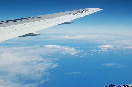 VERSO IL SUD AMERICA - Il volo Alitalia diretto a Caracas sospeso tra le nuvole ed il cielo terso