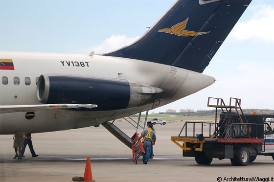 CARACAS - 'LA MAIQUETIA'  - Aeropostal? NO GRAZIE. Anche vedendo come sono sporchi i loro aerei, si capisce l'inefficienza della compagnia