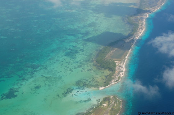ARCIPELAGO LOS ROQUES - Dall'aereo avvistiamo il meraviglioso arcipelago di acque cristalline